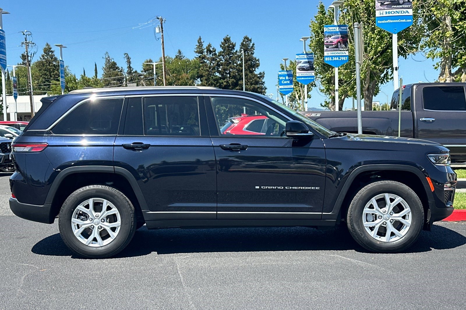 Used 2023 Jeep Grand Cherokee Limited w/ Trailer Tow Prep Group (B) AWD/4WD image 7