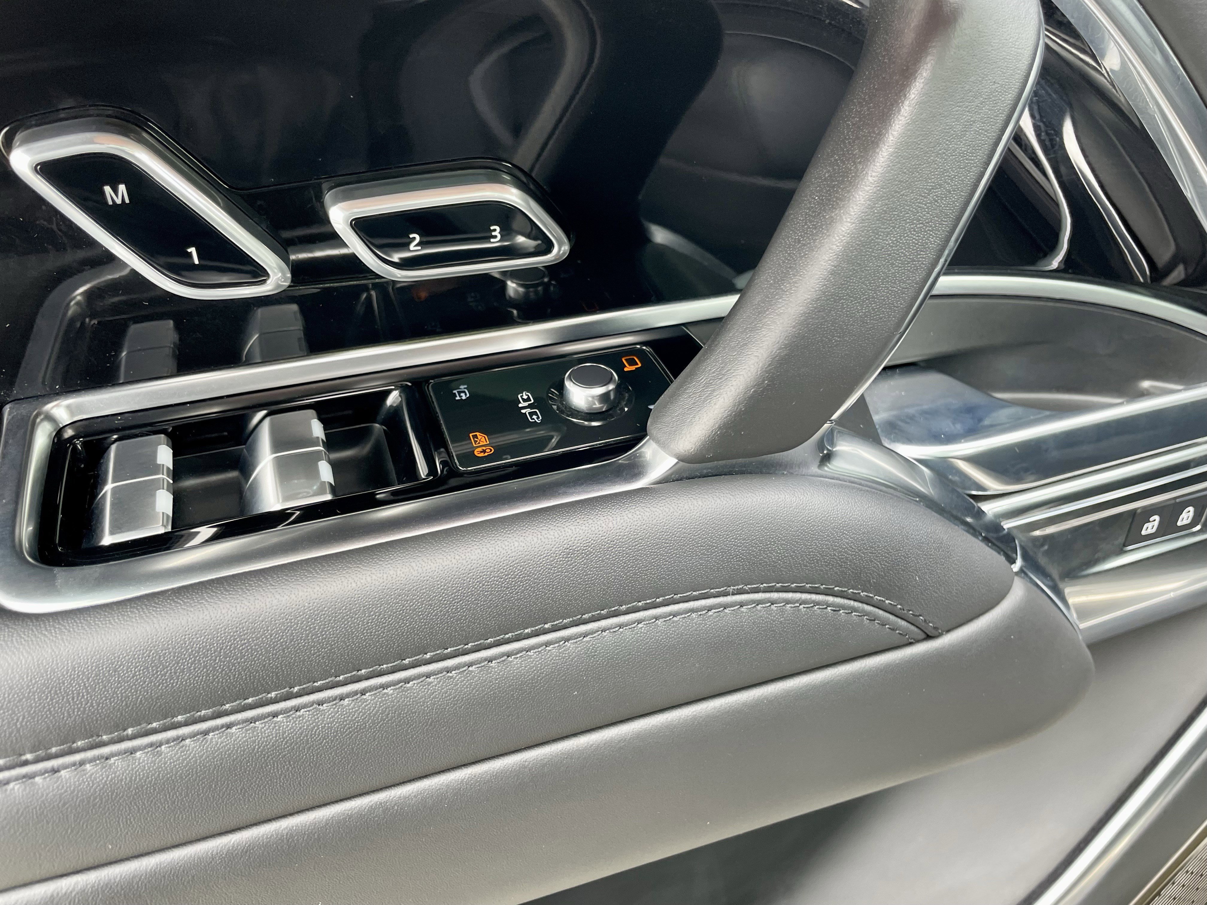 Used 2023 Land Rover Range Rover Long Wheelbase Autobiography image 11