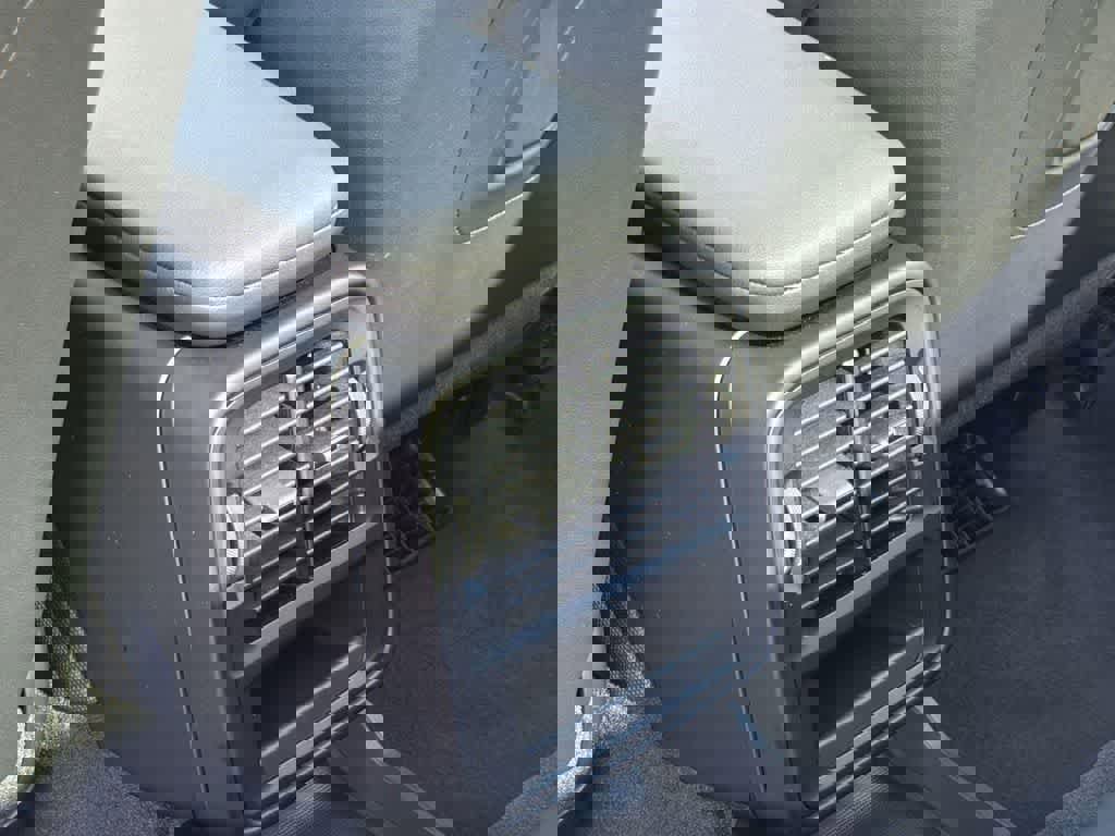 Used 2023 Porsche Taycan w/ Premium Package image 31