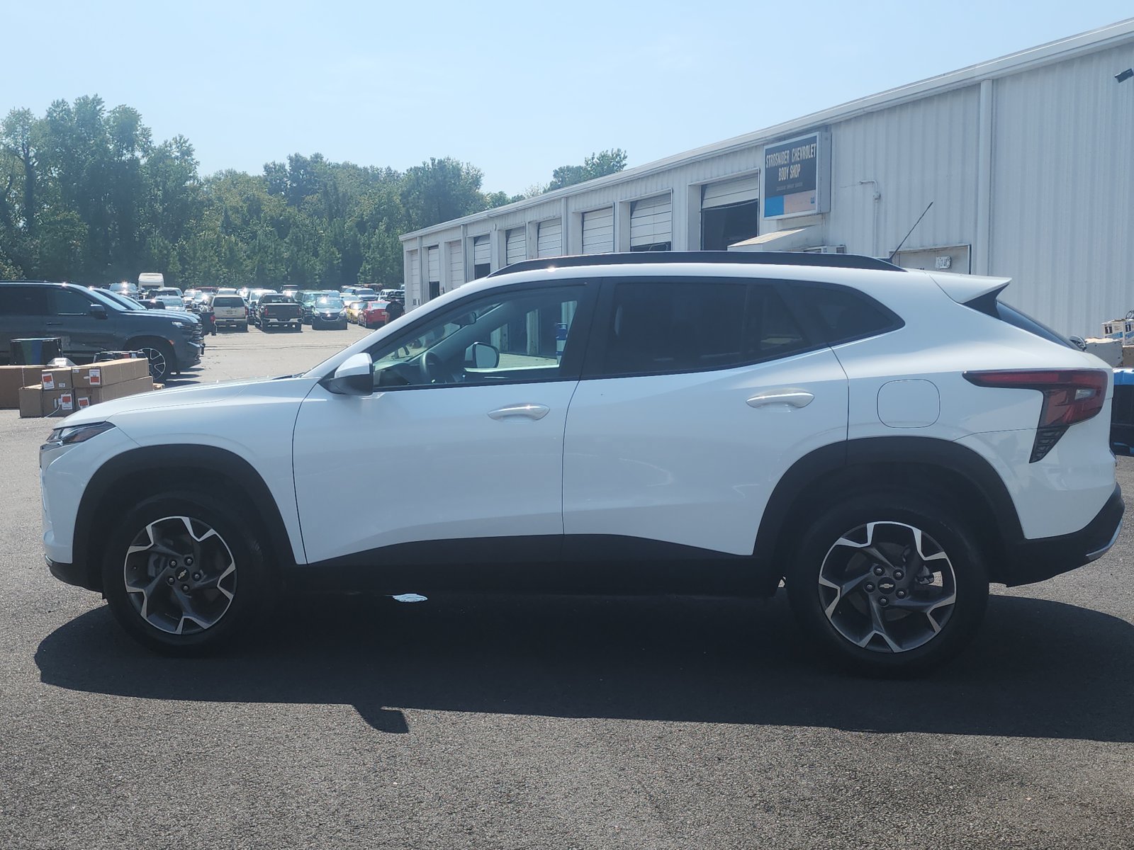 Used 2025 Chevrolet Trax LT FWD image 2