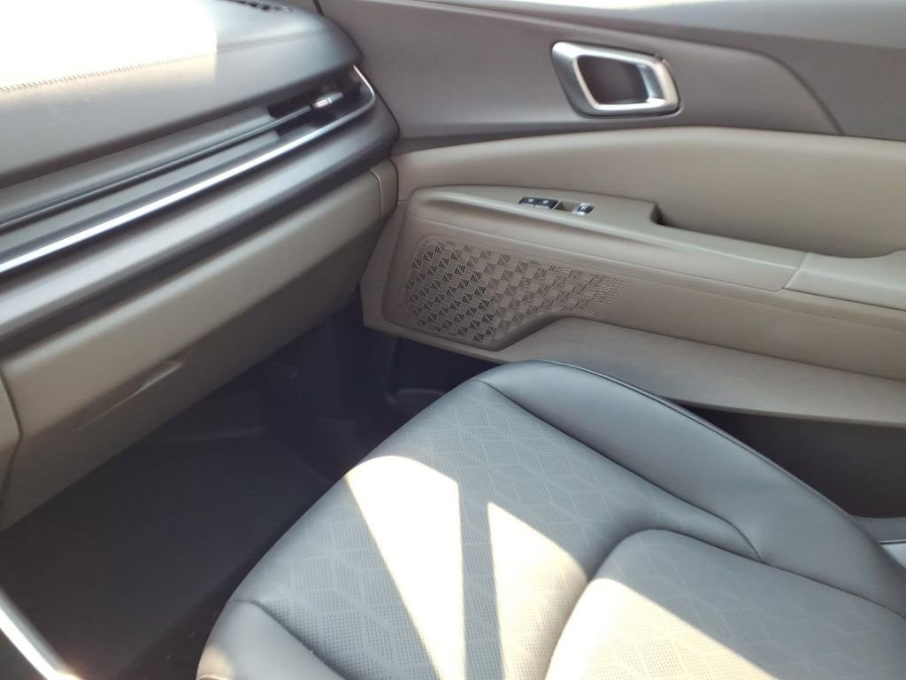 Used 2025 Kia Carnival EX image 21