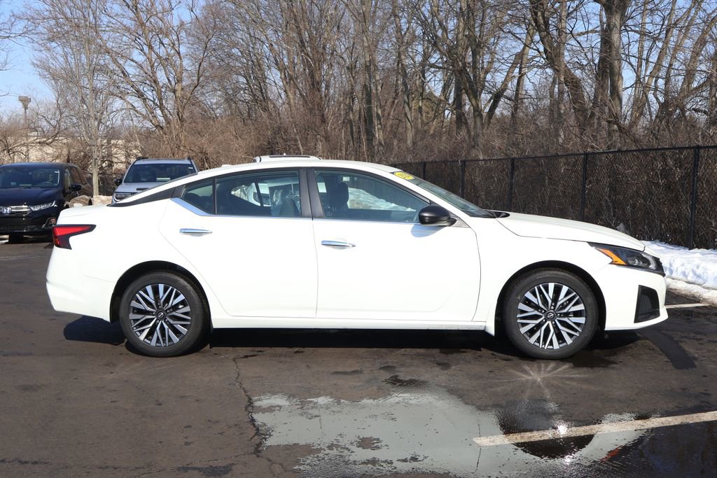 Used 2024 Nissan Altima 2.5 SV image 9