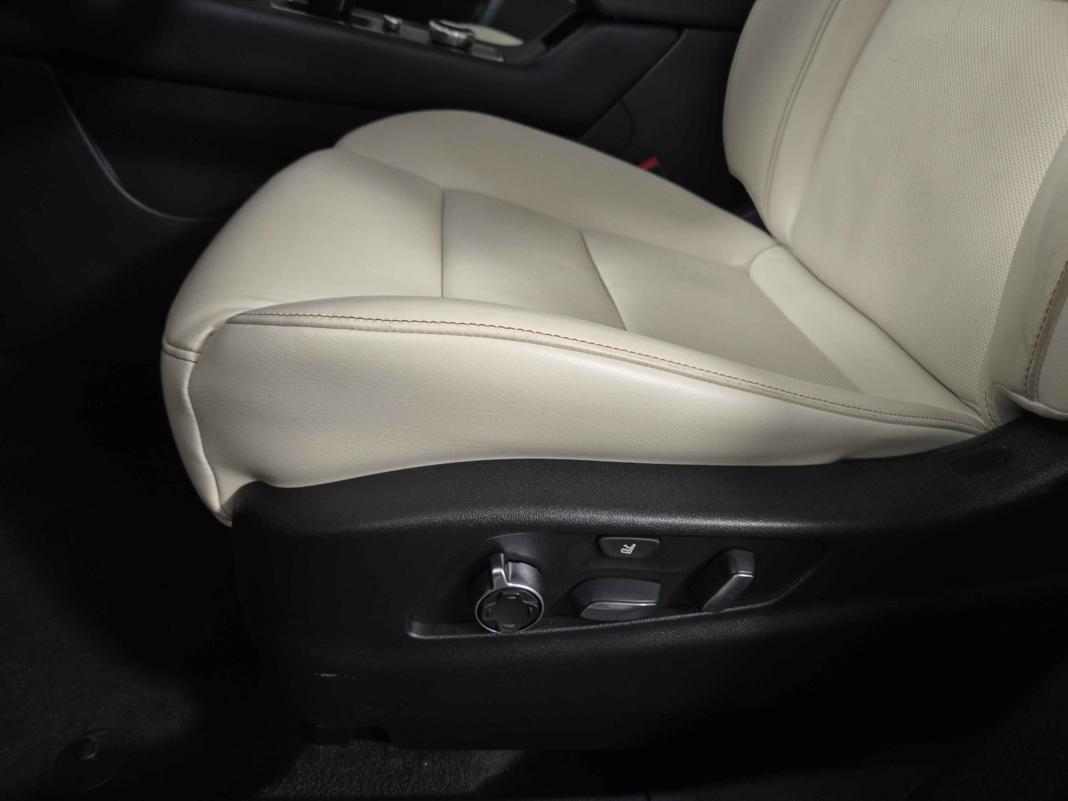 Used 2019 Cadillac XT4 Sport AWD/4WD image 31