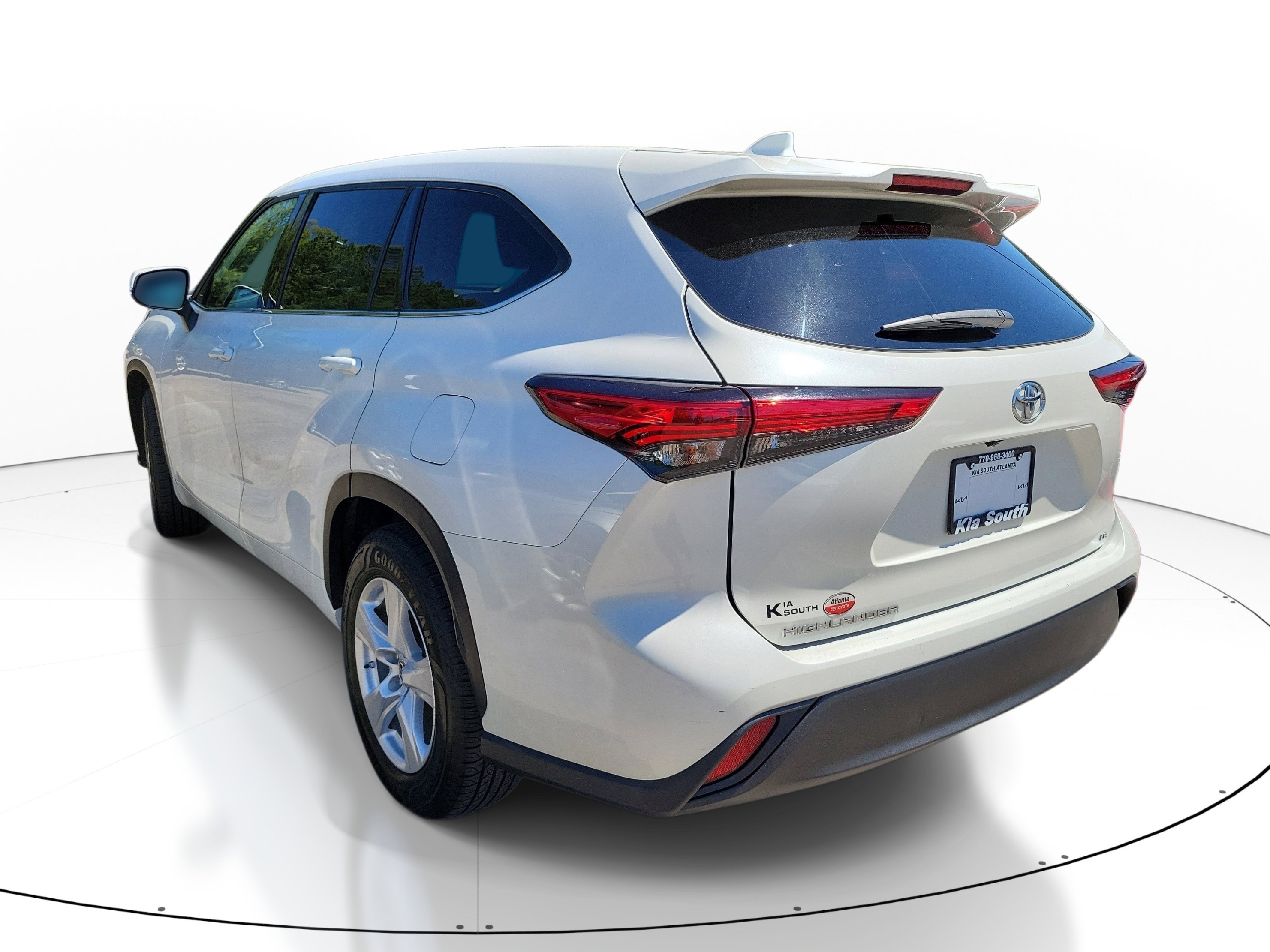 Used 2021 Toyota Highlander LE image 4