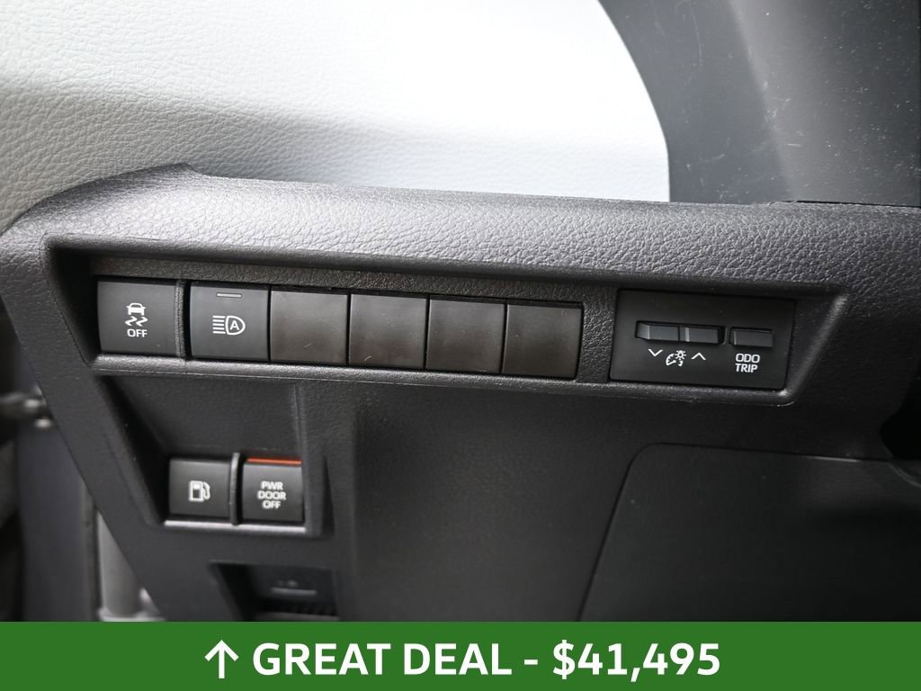Used 2025 Toyota Sienna LE image 24