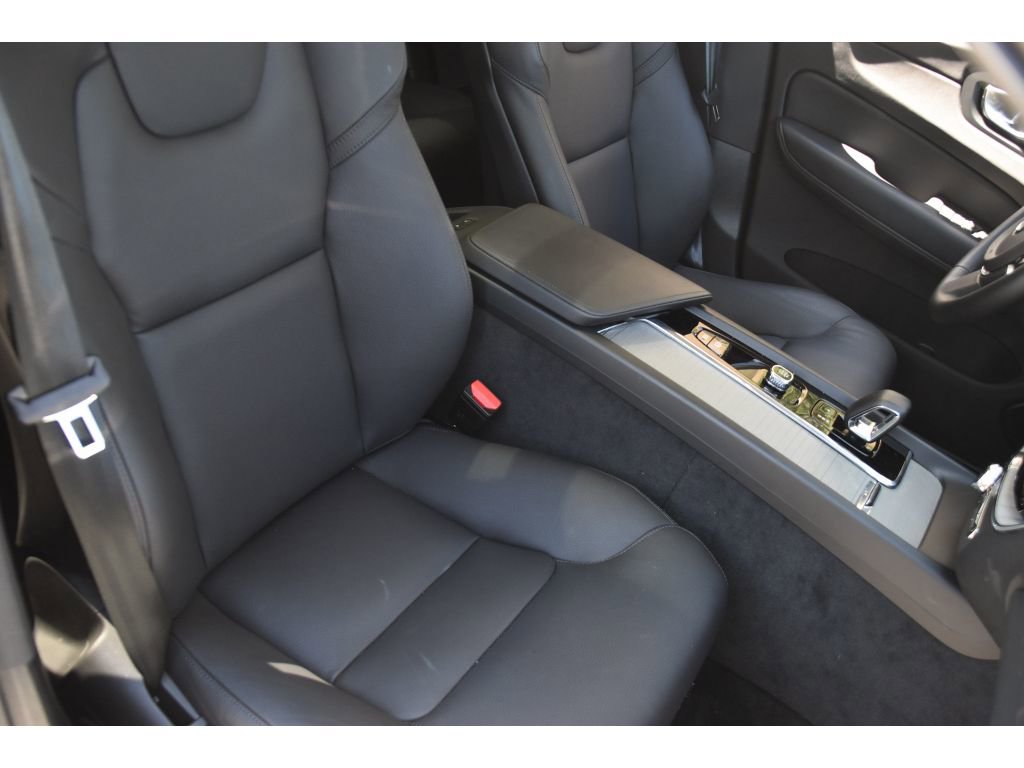 Certified 2025 Volvo XC60 B5 Plus w/ Protection Package Premier image 32