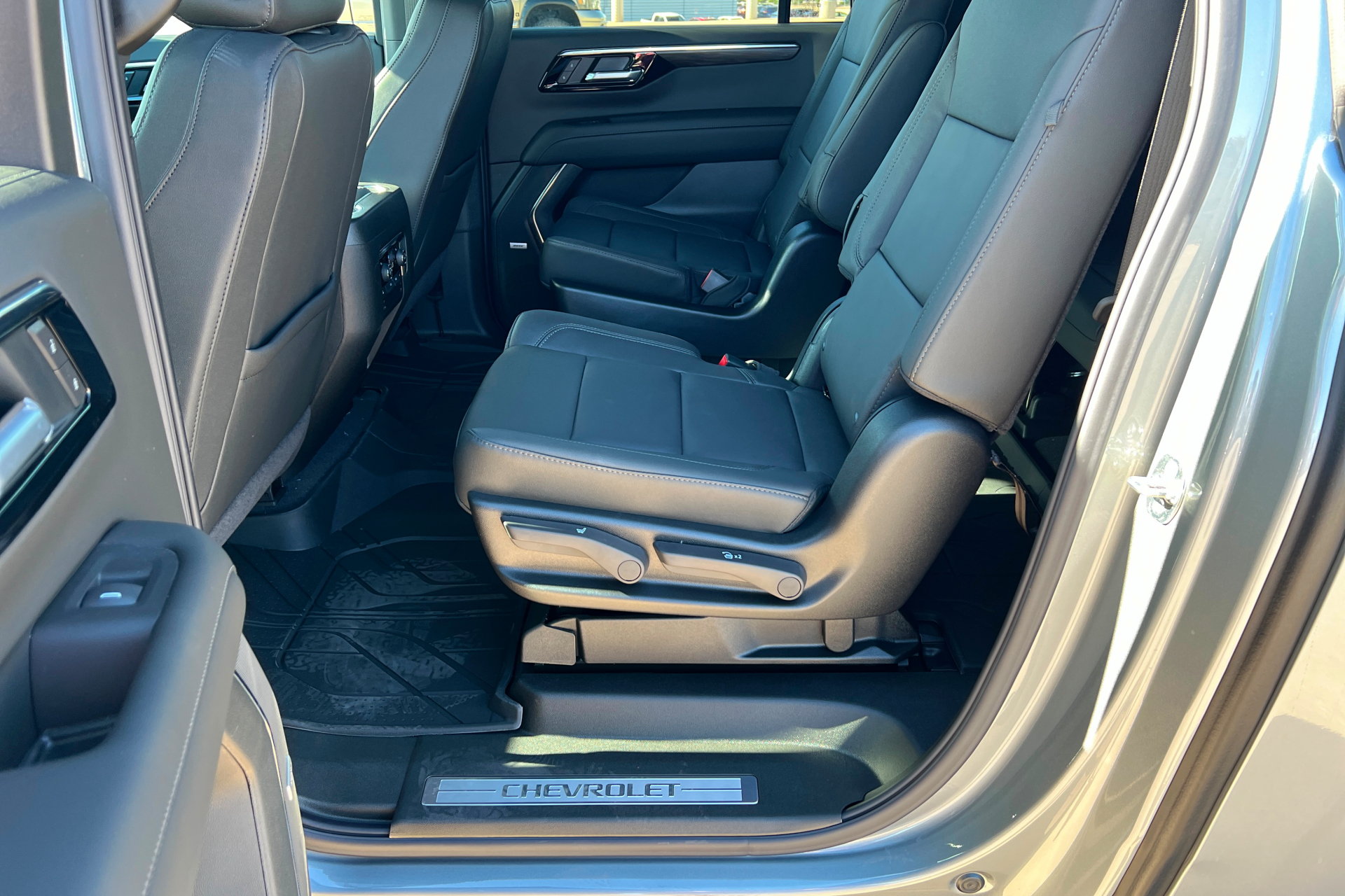 New 2026 Chevrolet Suburban LT w/ Comfort Package AWD/4WD image 18