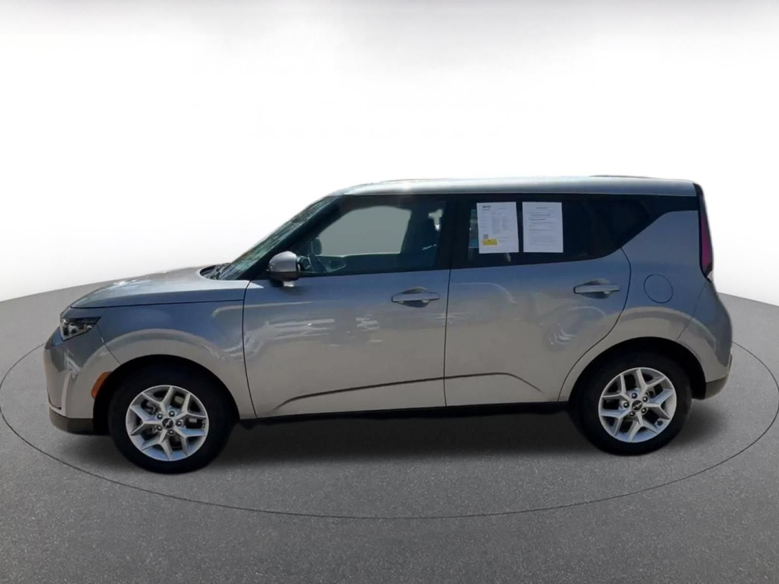 Used 2025 Kia Soul LX w/ LX Technology Package FWD image 8