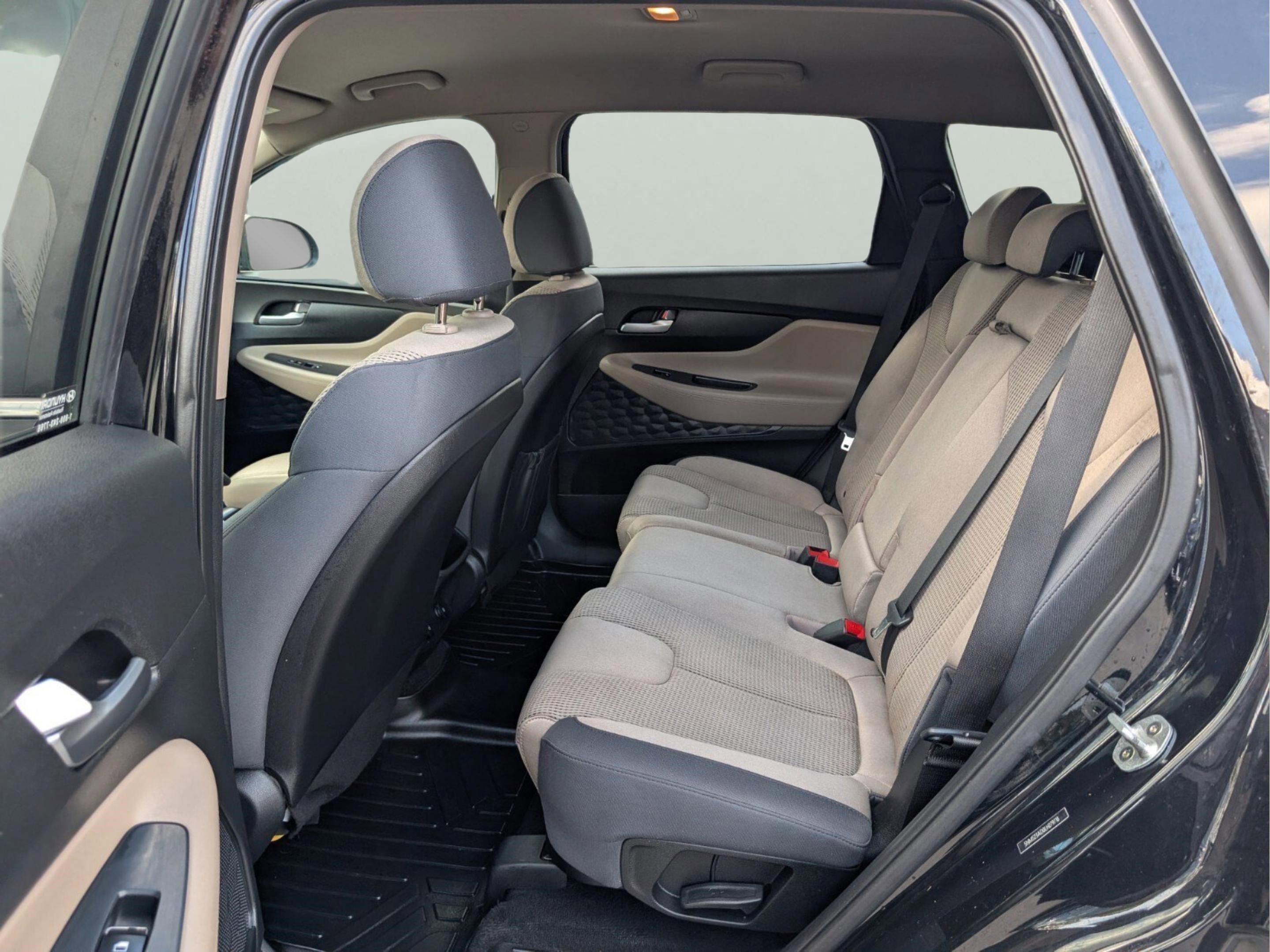 Used 2020 Hyundai Santa Fe SE image 32