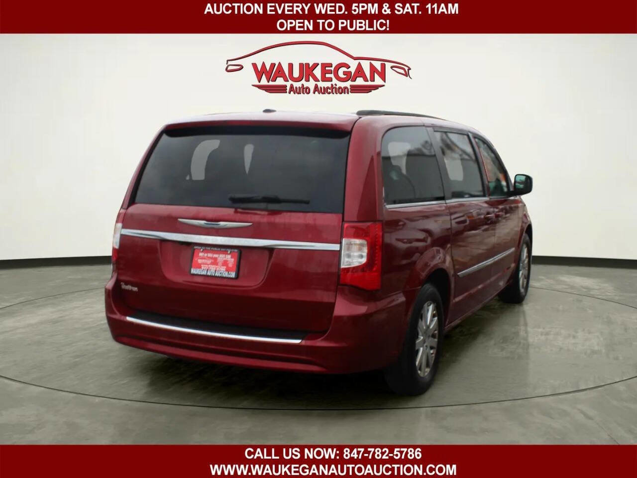 Used 2014 Chrysler Town & Country Touring image 4