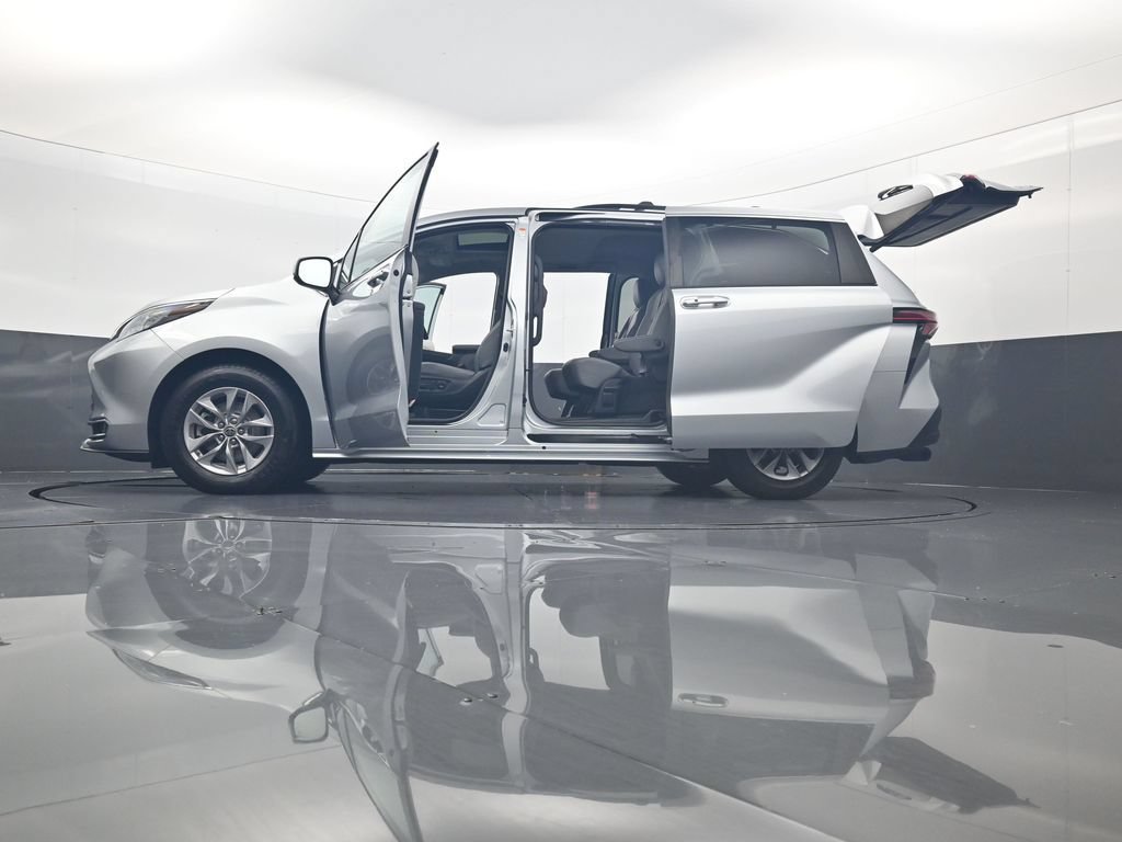 Used 2022 Toyota Sienna XLE w/ XLE Plus Package AWD/4WD image 36