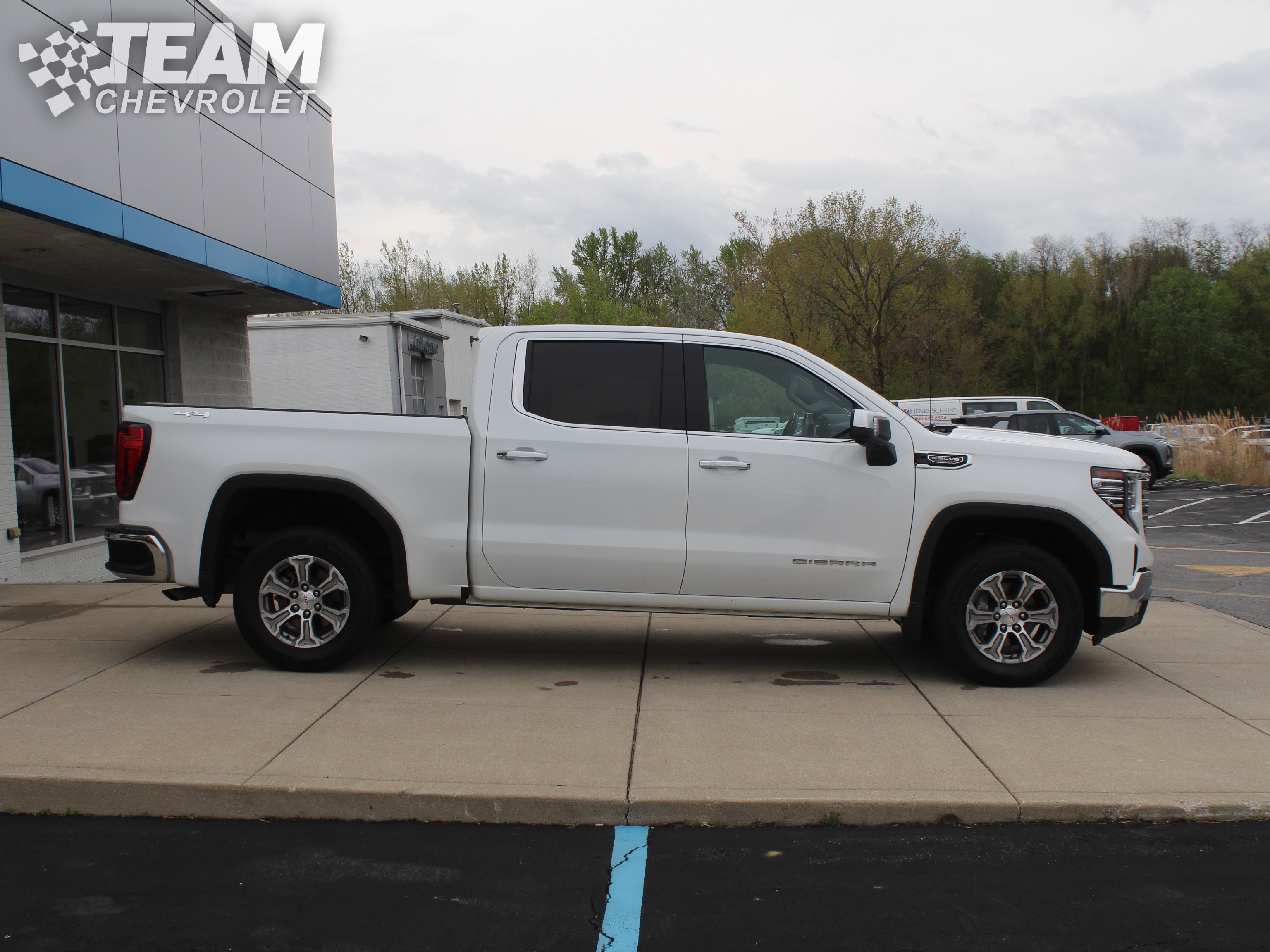 Used 2024 GMC Sierra 1500 SLT AWD/4WD image 3
