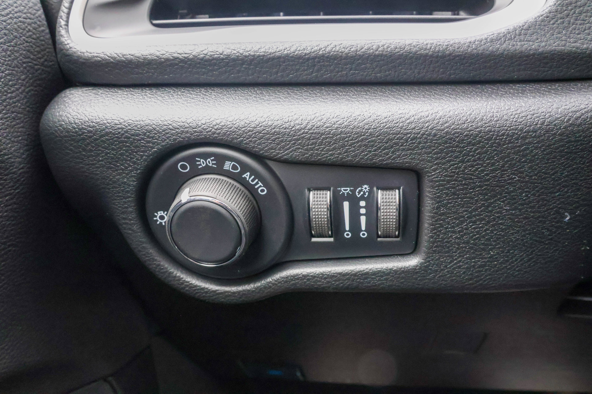 New 2027 Chrysler Pacifica Limited AWD/4WD image 29