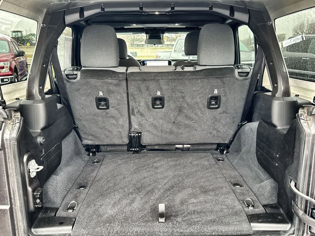 Used 2025 Jeep Wrangler Sahara image 28