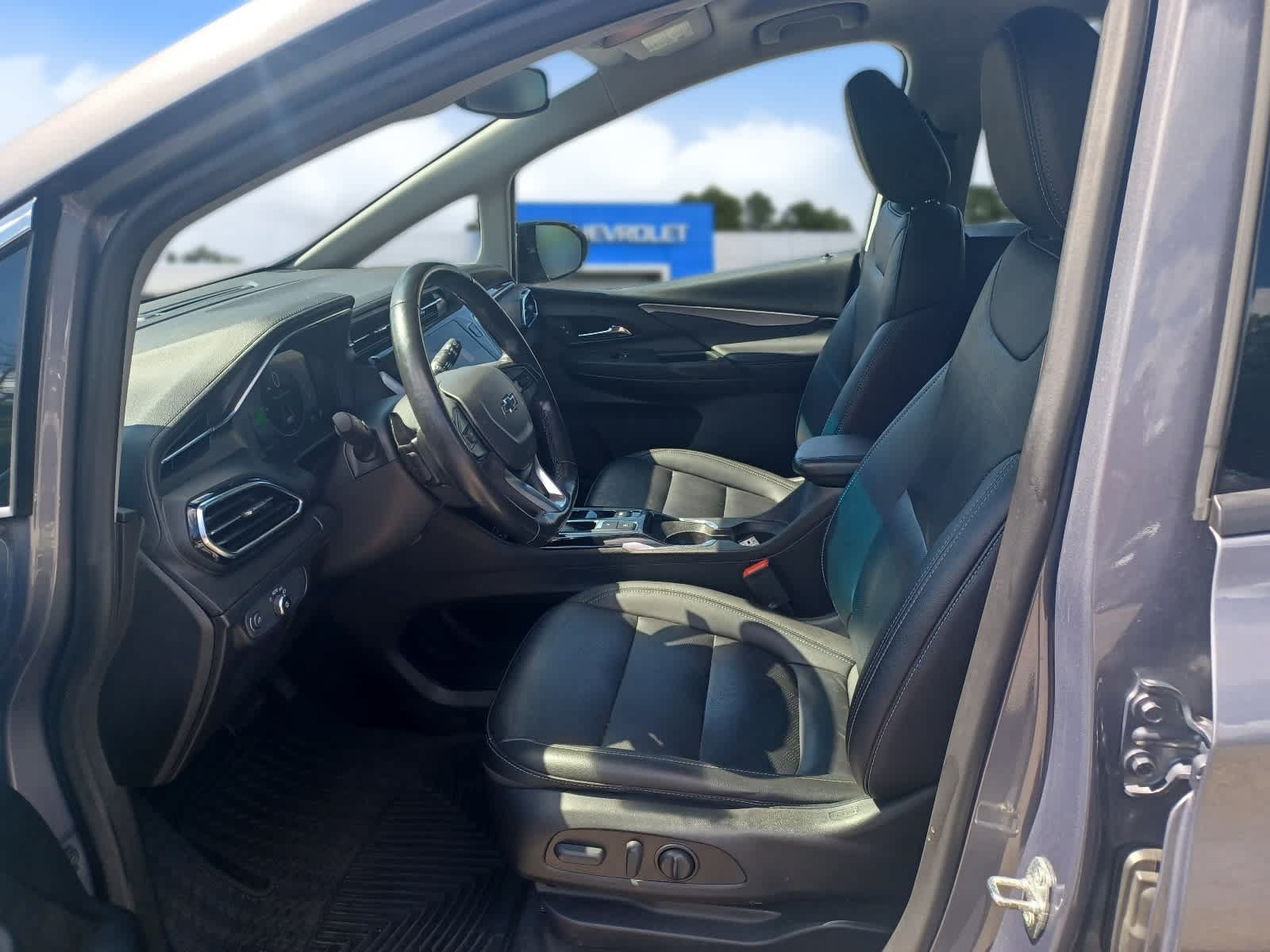 Used 2022 Chevrolet Bolt LT w/ Infotainment Package FWD image 7