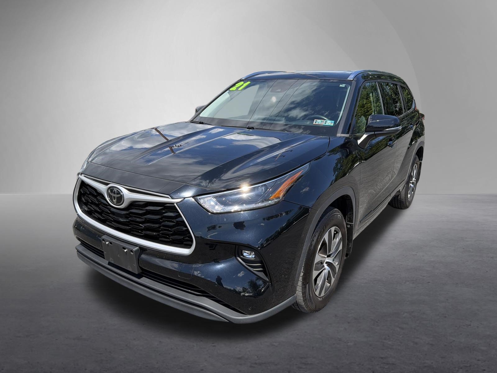 Used 2021 Toyota Highlander XLE AWD/4WD image 8
