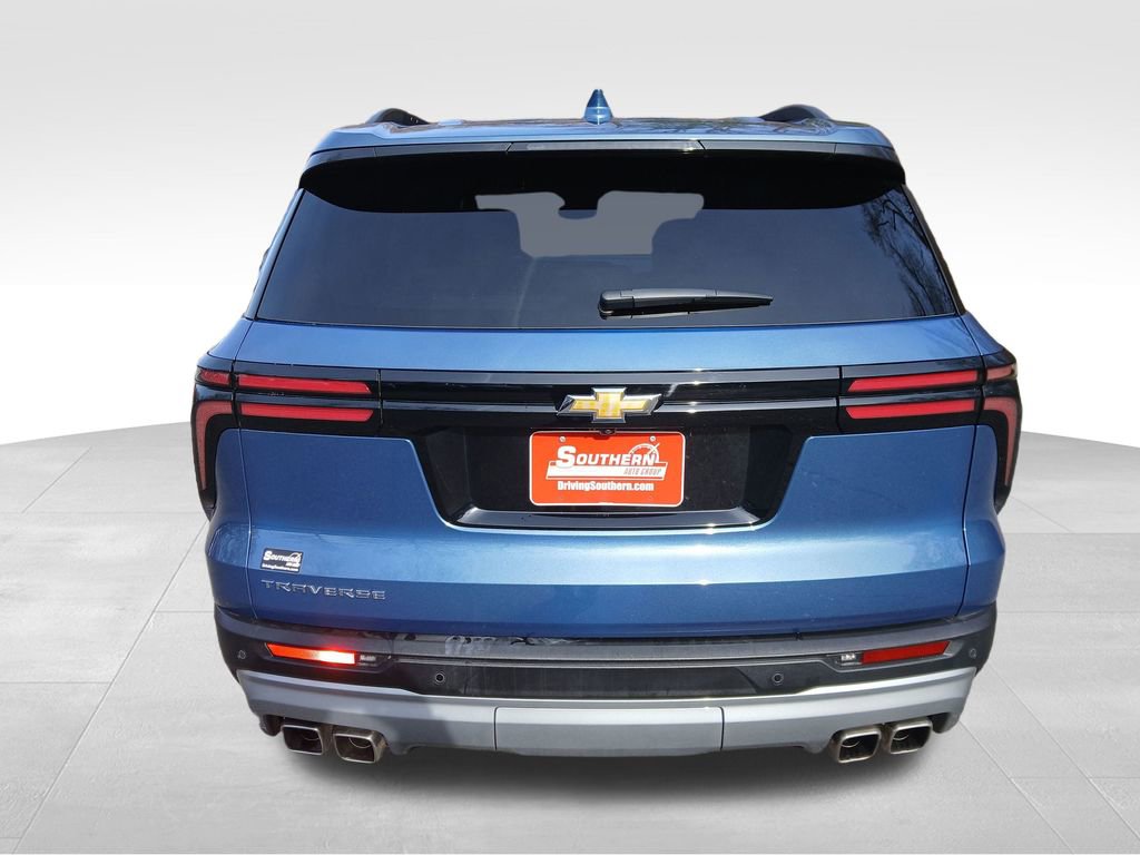Used 2025 Chevrolet Traverse LT image 4