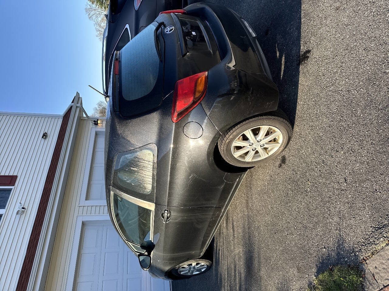 Used 2017 Toyota Yaris LE w/ Carpet Mat Package FWD image 4