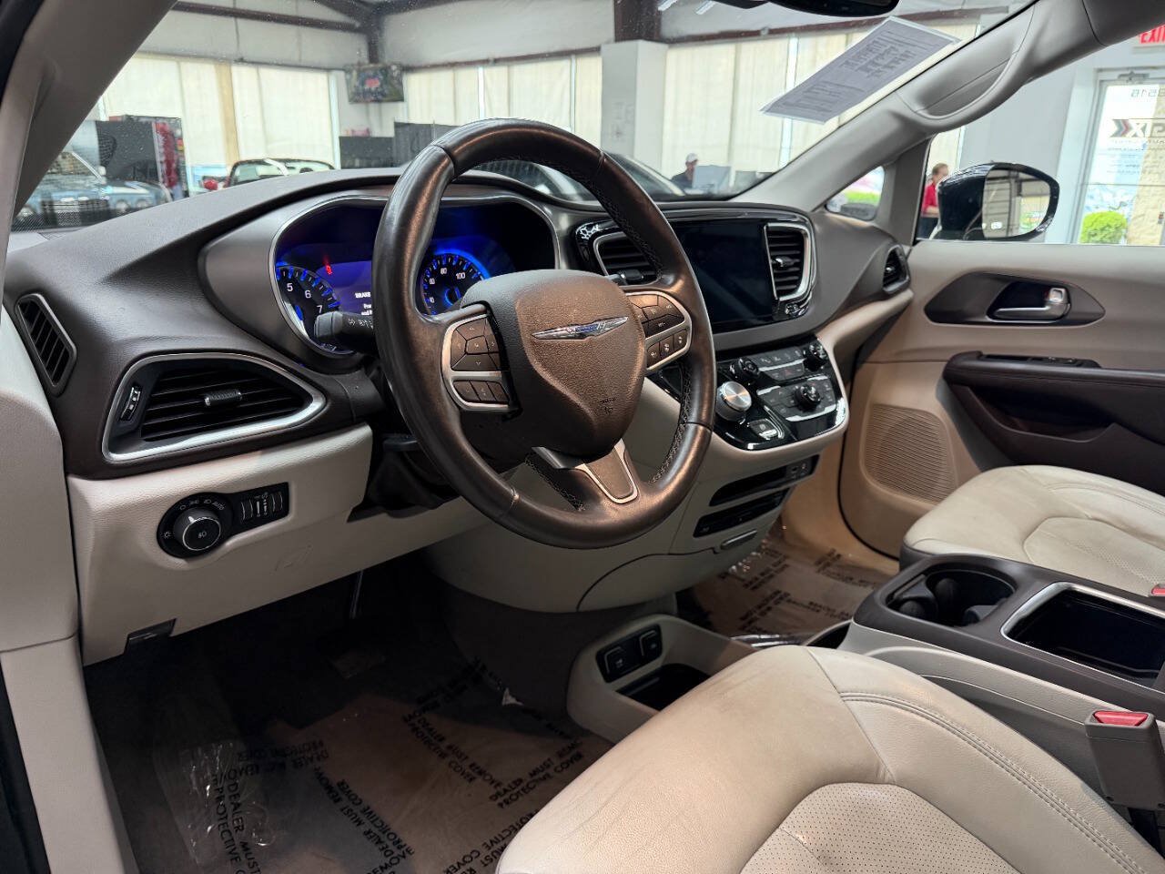 Used 2017 Chrysler Pacifica Touring-L Plus w/ Advanced Safetytec Group FWD image 18