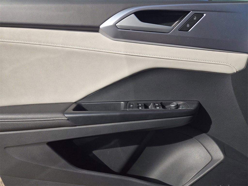 Used 2025 Volkswagen Taos SE image 24