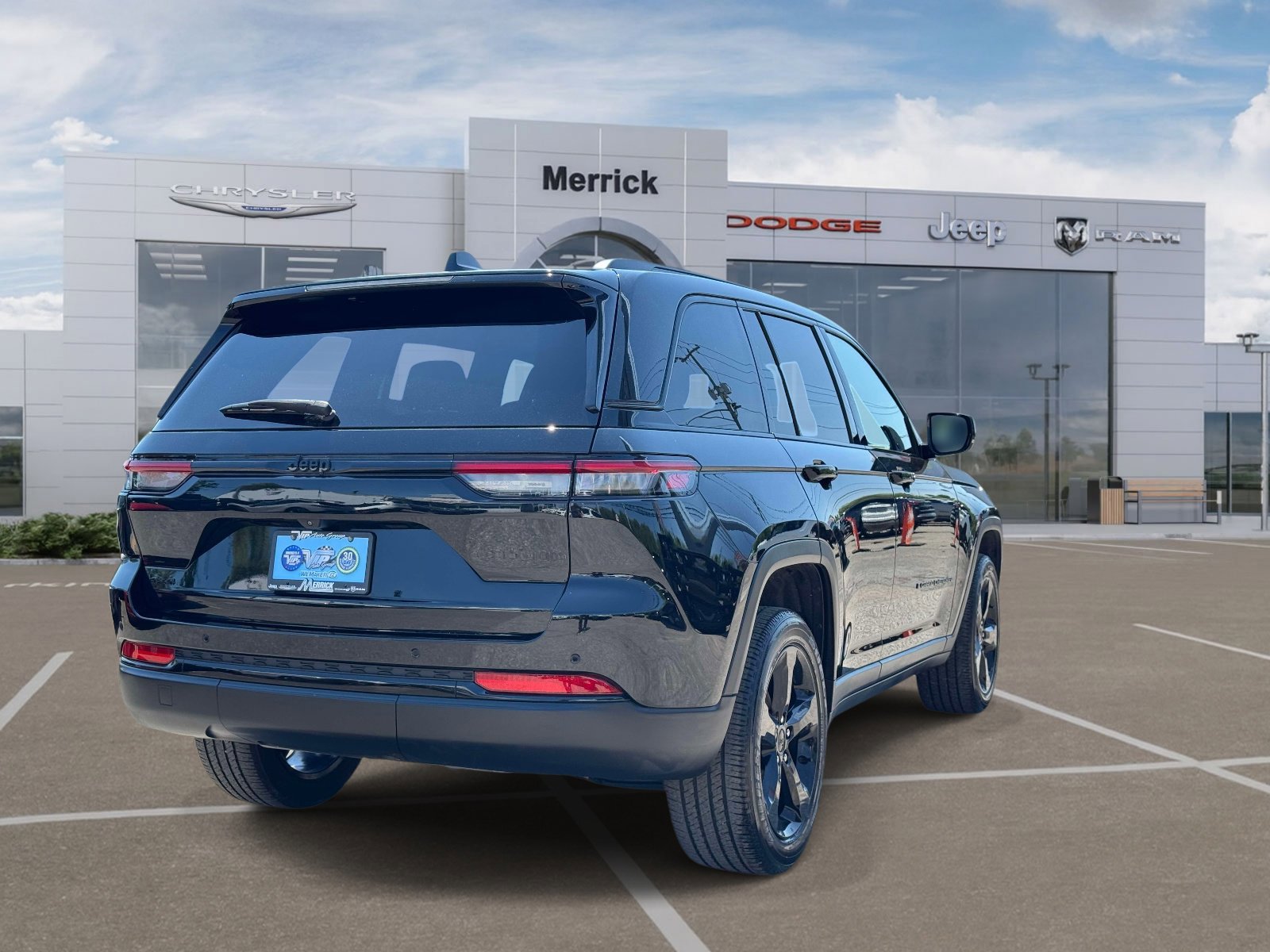 Used 2023 Jeep Grand Cherokee Altitude AWD/4WD image 6