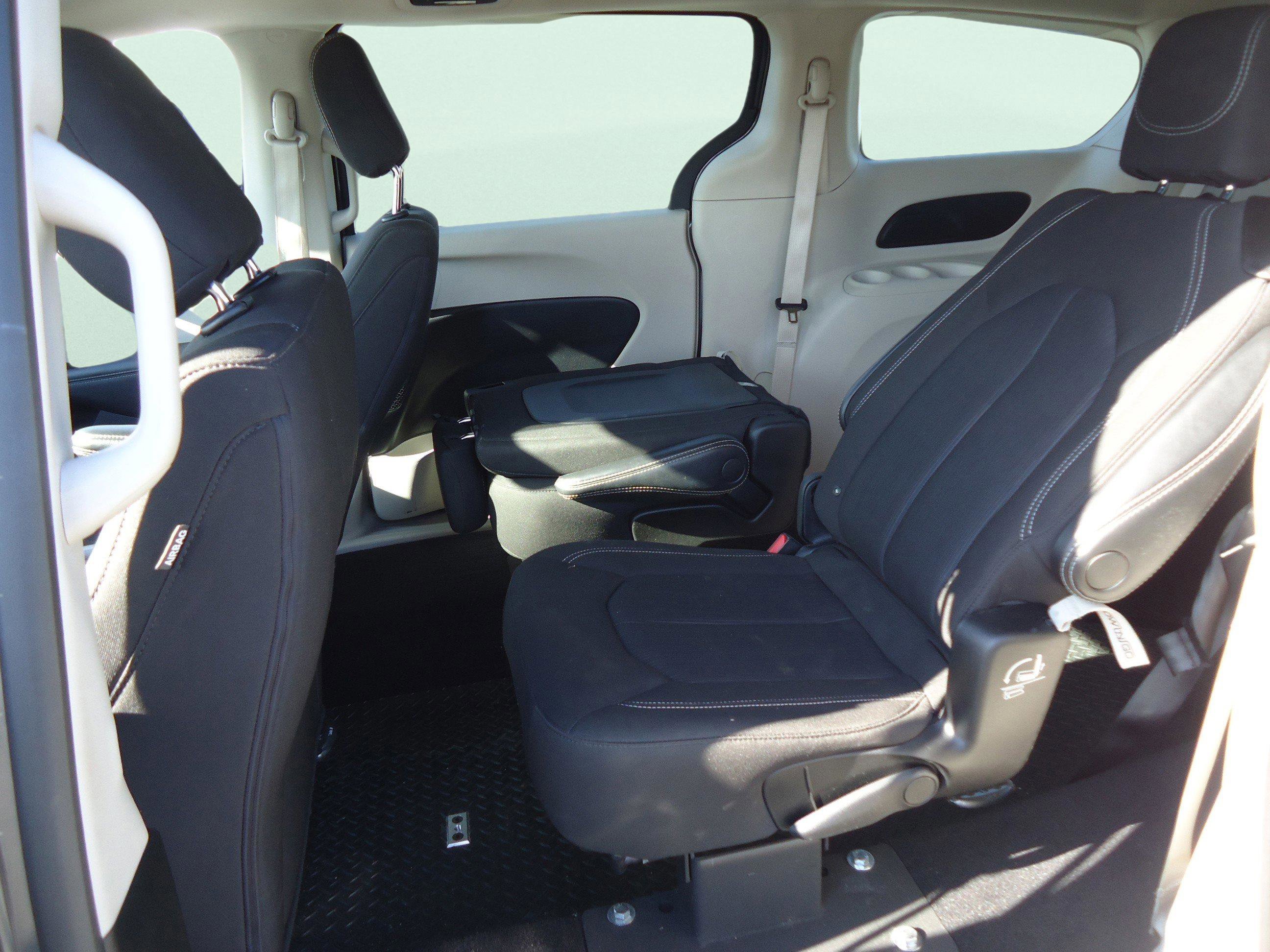 Used 2023 Chrysler Voyager LX image 29