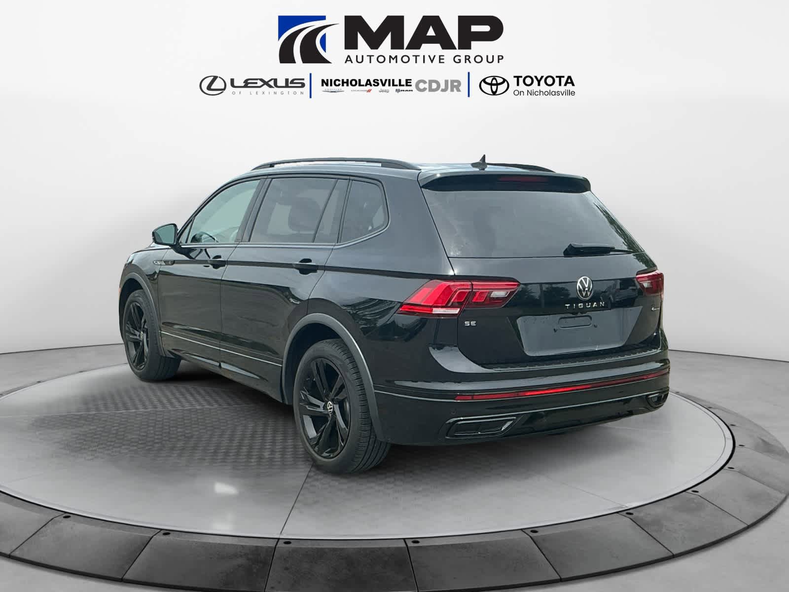 Used 2023 Volkswagen Tiguan SE R-Line AWD/4WD image 3