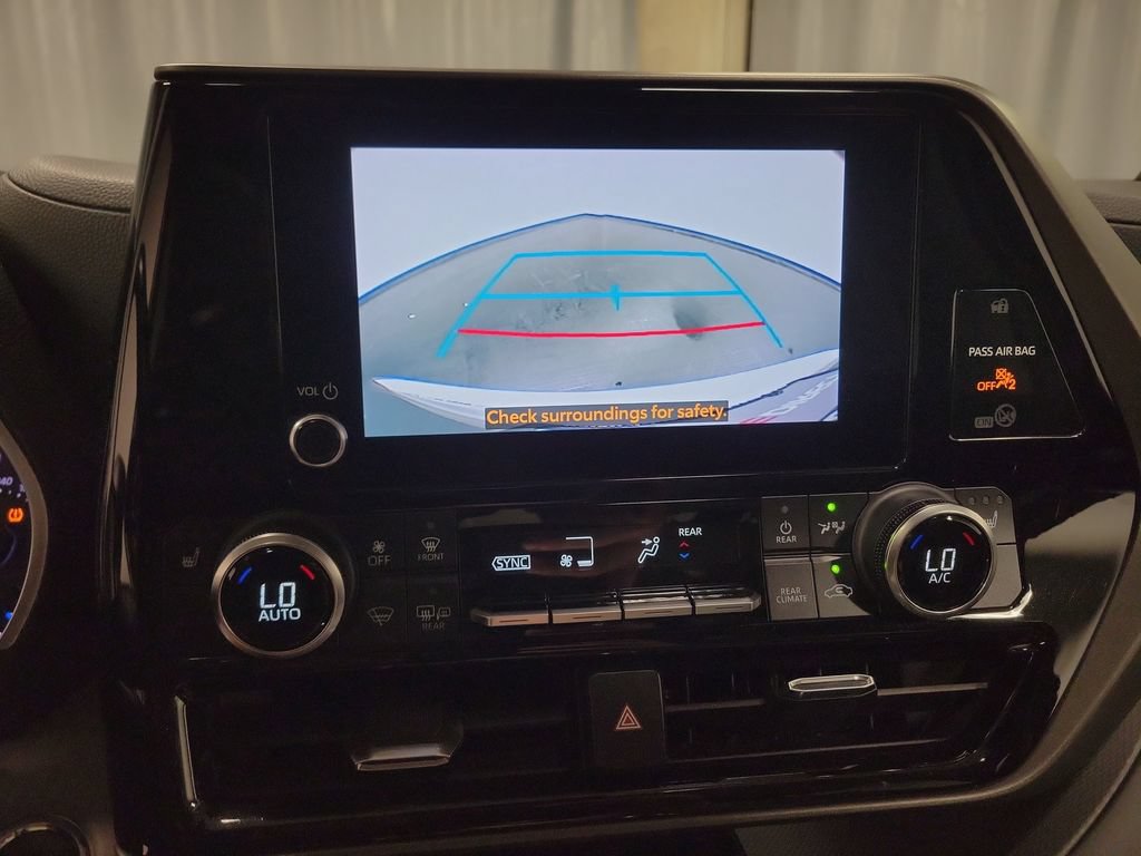 Used 2023 Toyota Highlander XLE AWD/4WD image 17