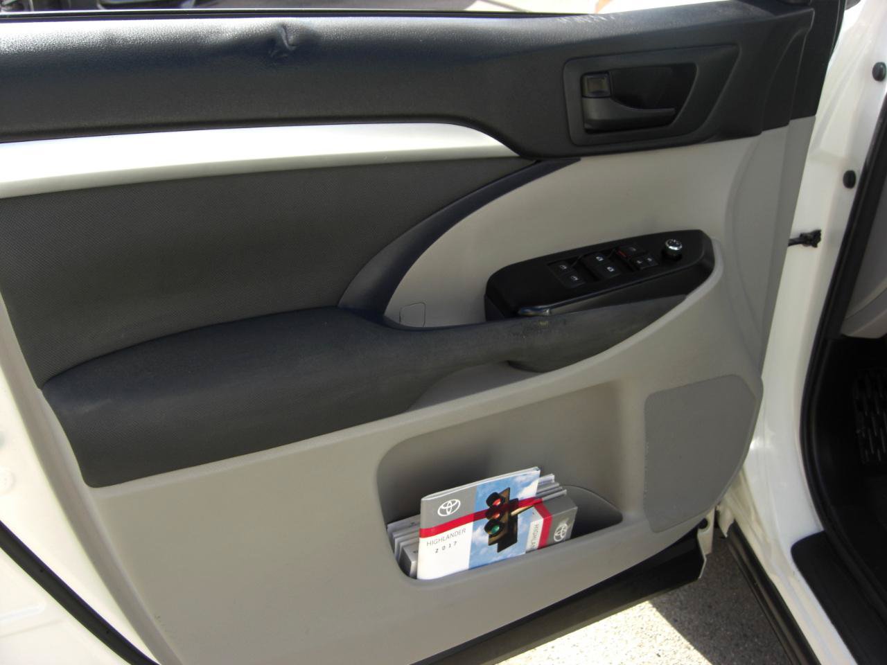 Used 2017 Toyota Highlander LE w/ Carpet Mat Package FWD image 21