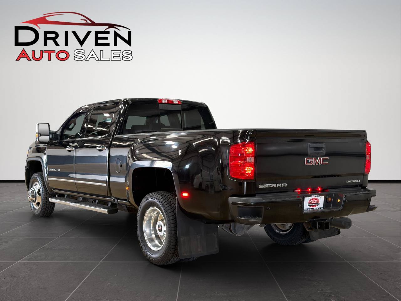Used 2018 GMC Sierra 3500 Denali w/ Duramax Plus Package AWD/4WD image 5
