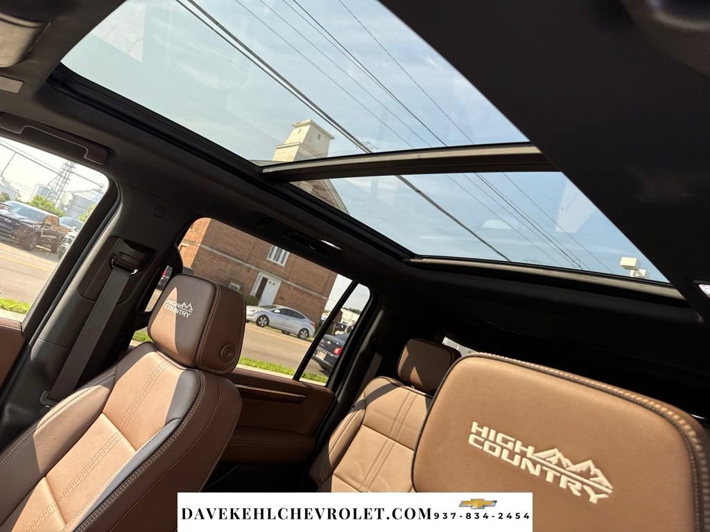 Used 2025 Chevrolet Suburban High Country AWD/4WD image 24