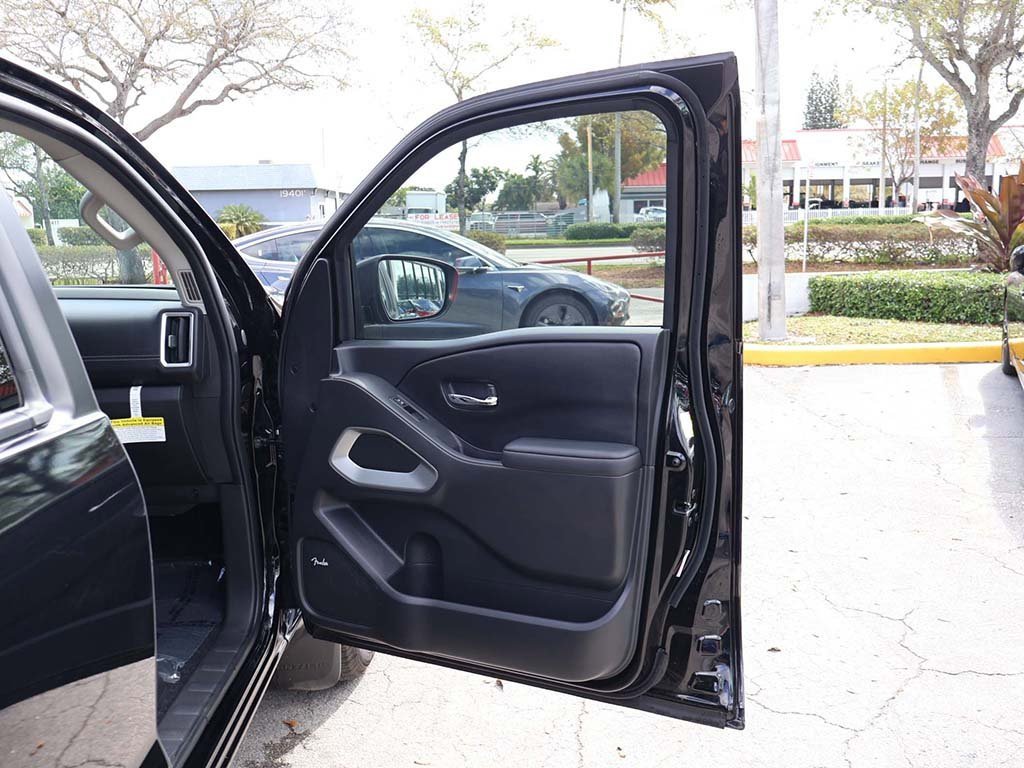 Used 2025 Nissan Frontier SV w/ SV Convenience Package image 24