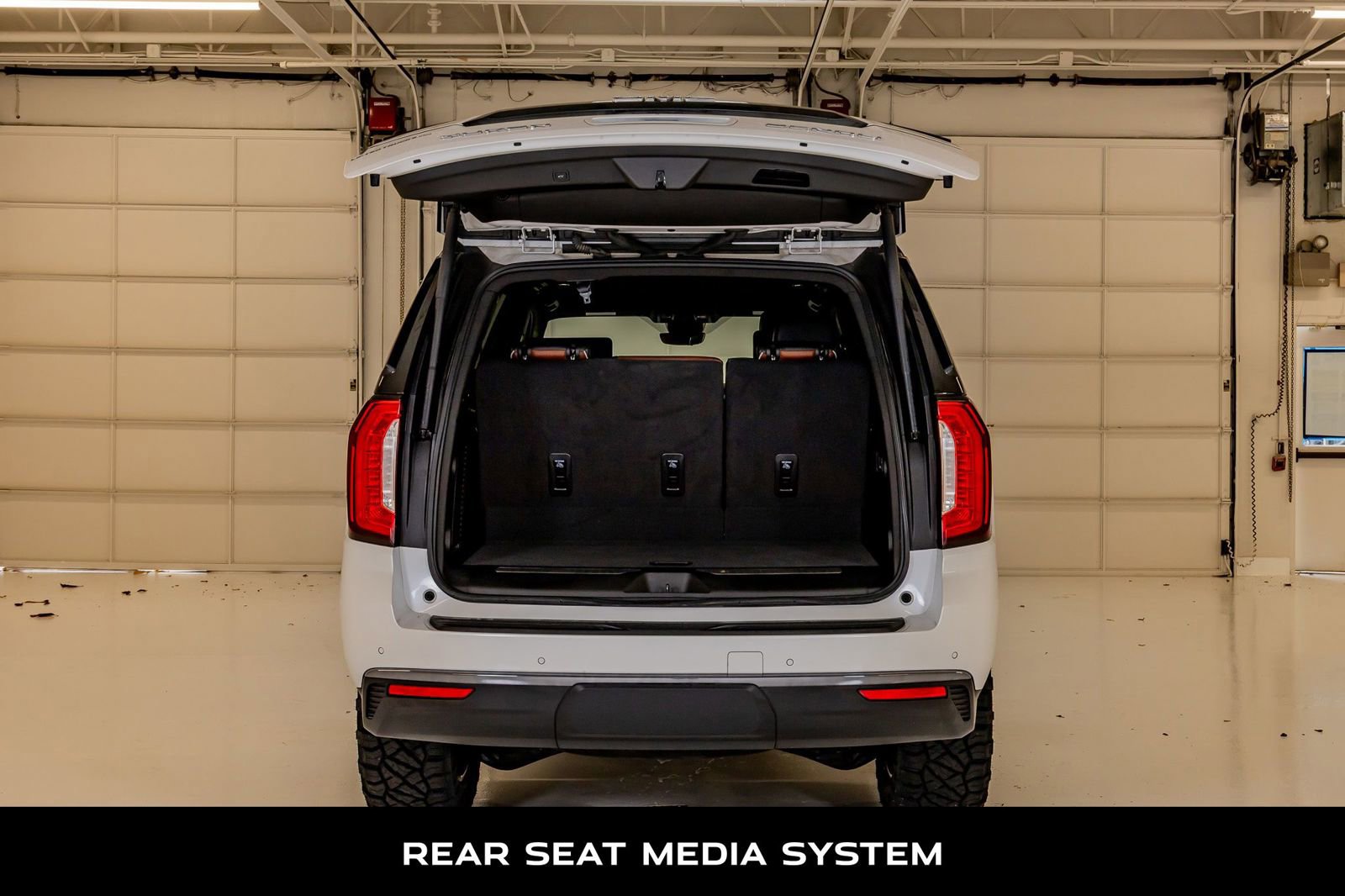Used 2024 GMC Yukon Denali Ultimate AWD/4WD image 9