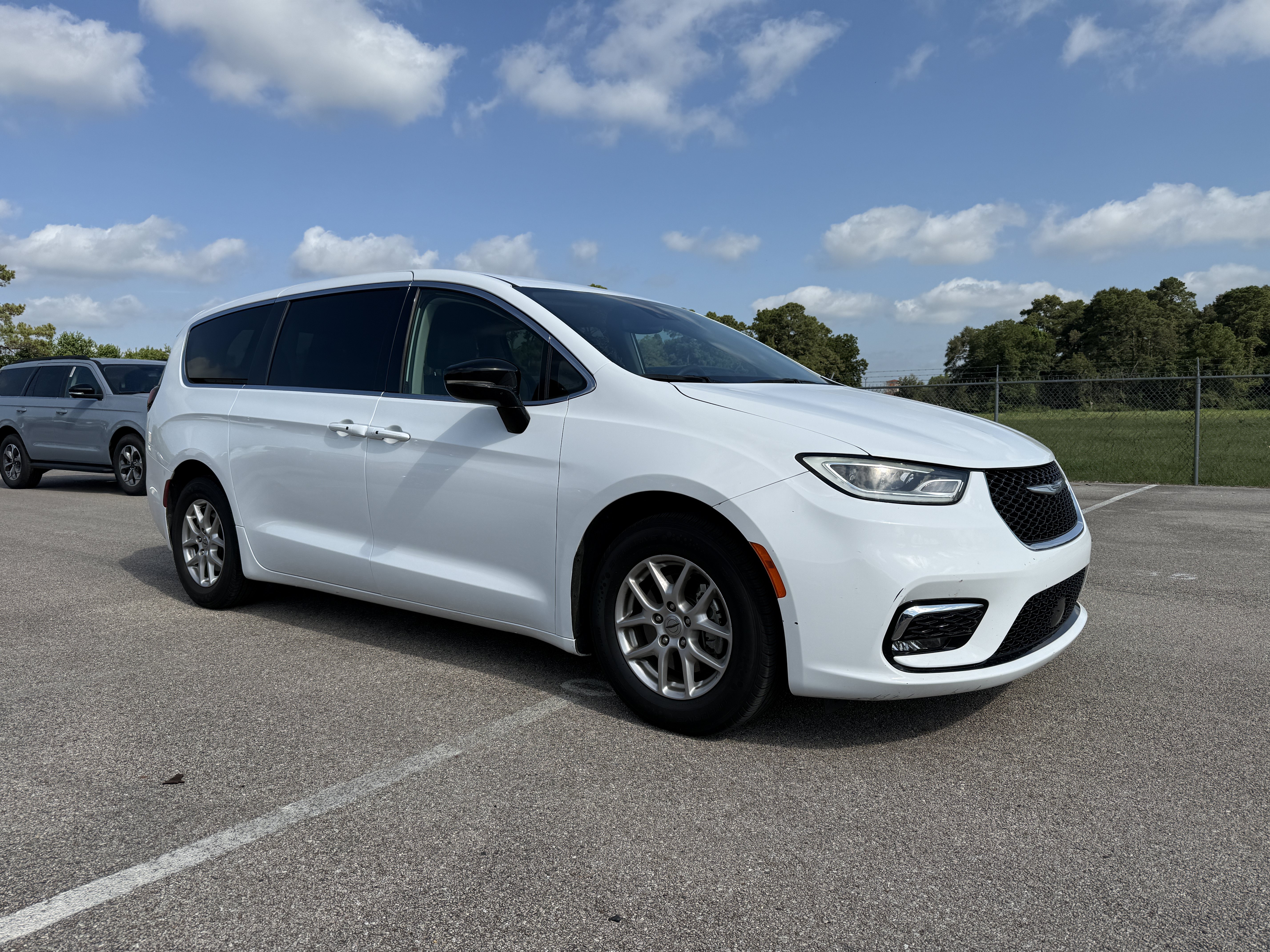 Used 2024 Chrysler Pacifica Touring-L FWD image 1