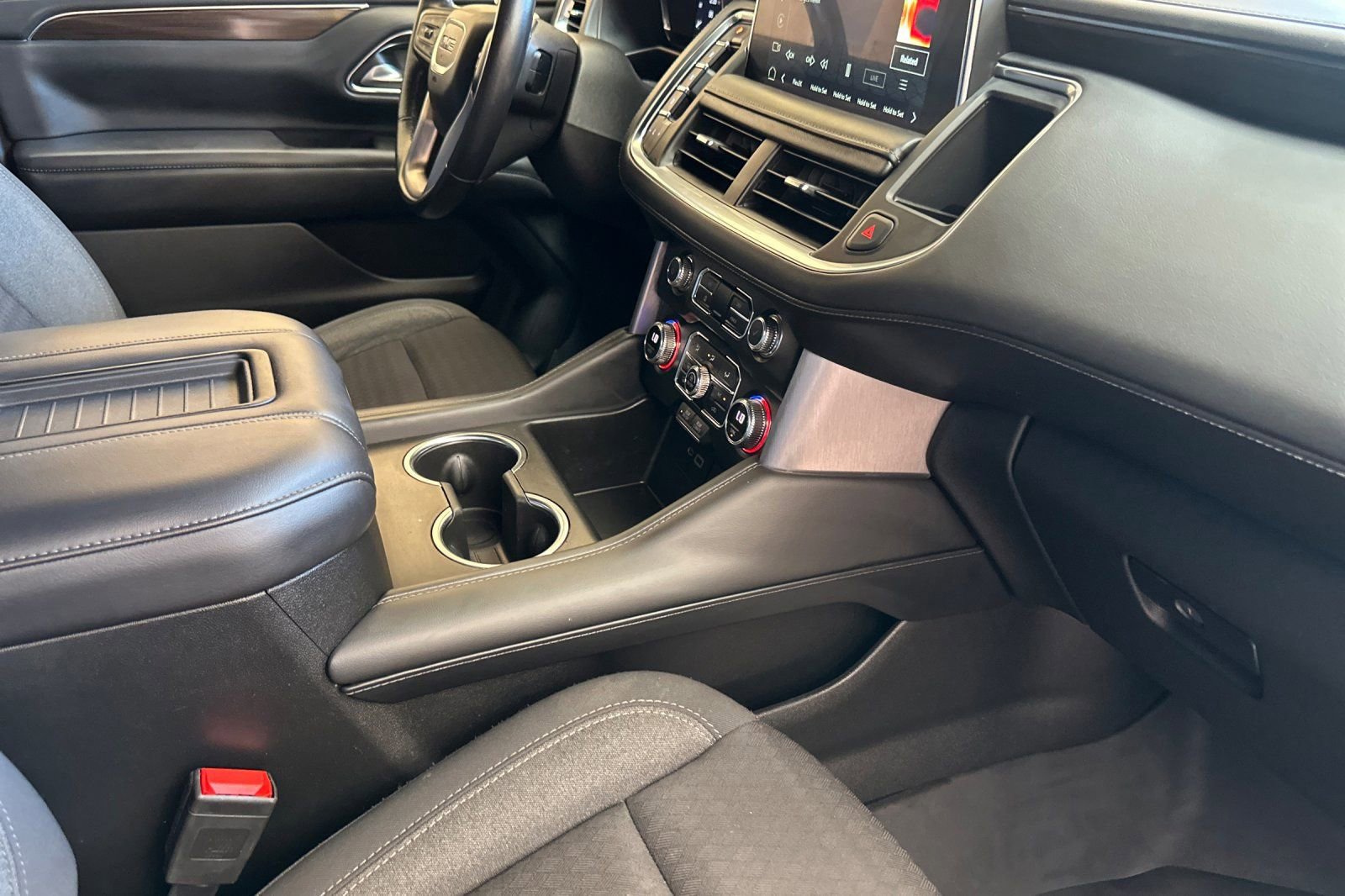 Used 2022 GMC Yukon SLE w/ Gmc Pro Safety Plus Package RWD image 18