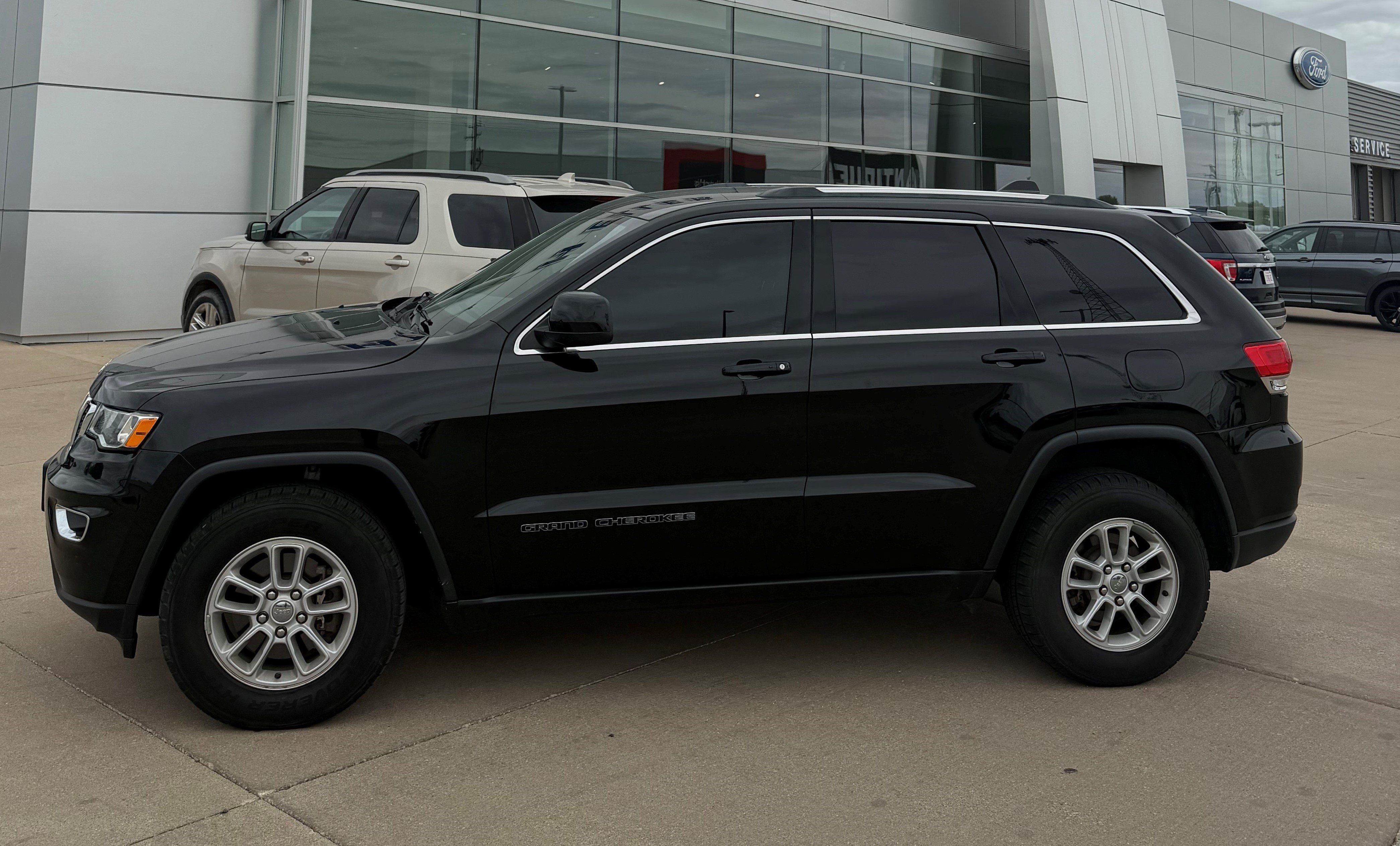 Used 2018 Jeep Grand Cherokee Laredo AWD/4WD image 3