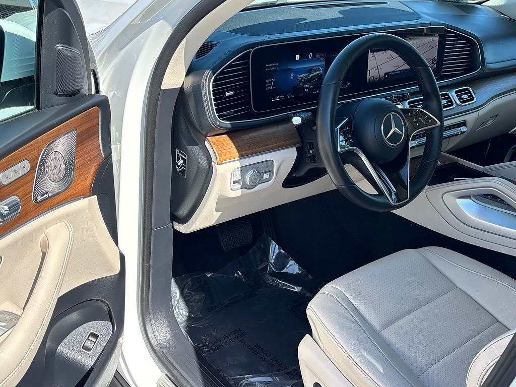 Used 2025 Mercedes-Benz GLS 450 4MATIC image 8