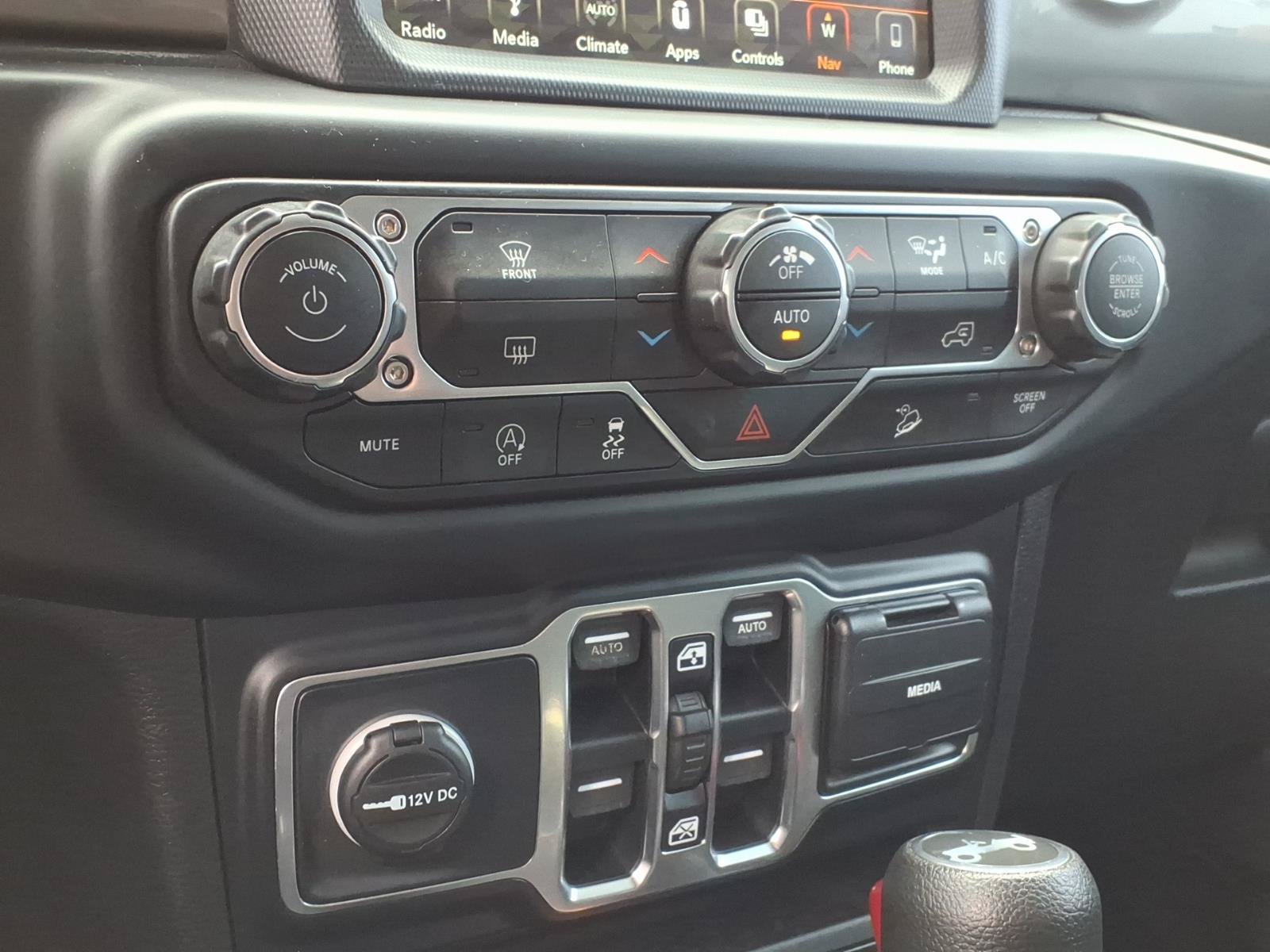 Used 2019 Jeep Wrangler Unlimited Sahara w/ Uconnect 4C Nav & Sound Group AWD/4WD image 18