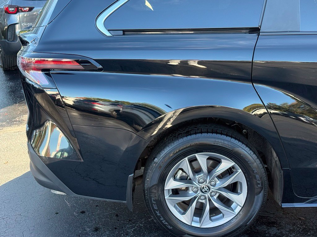Used 2025 Toyota Sienna XLE w/ XLE Plus Package AWD/4WD image 8