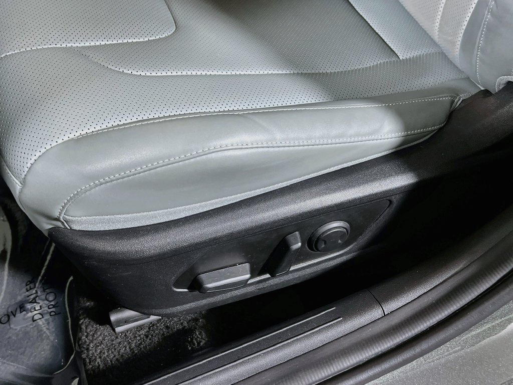 Used 2025 Hyundai Elantra Limited FWD image 18