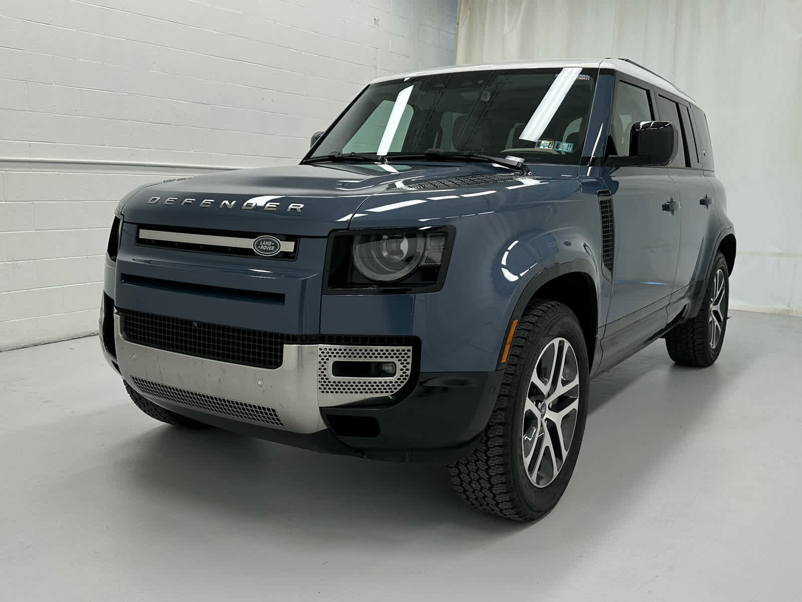 Used 2023 Land Rover Defender 110 SE AWD/4WD image 4