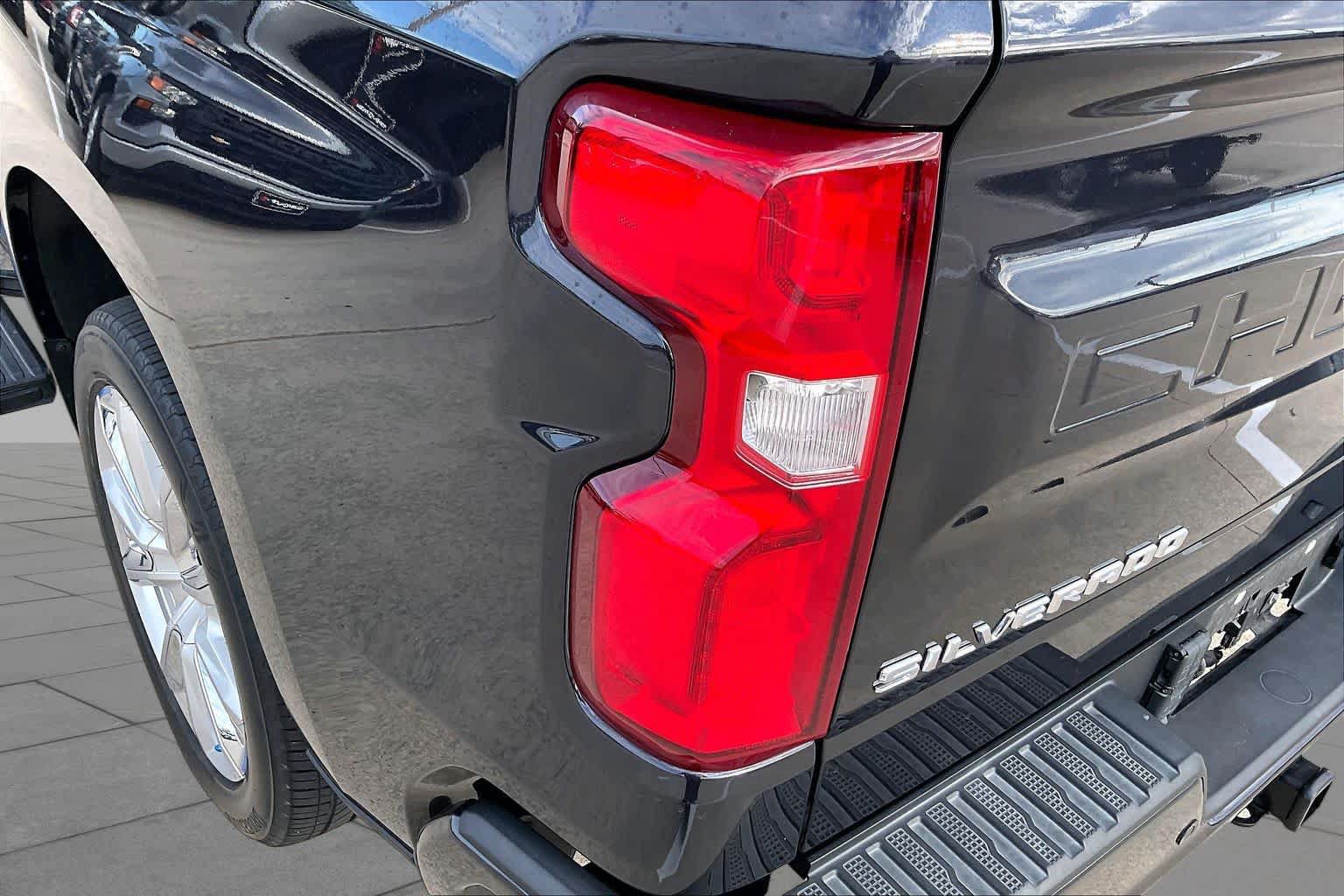 Used 2022 Chevrolet Silverado 1500 High Country w/ High Country Premium Package AWD/4WD image 28