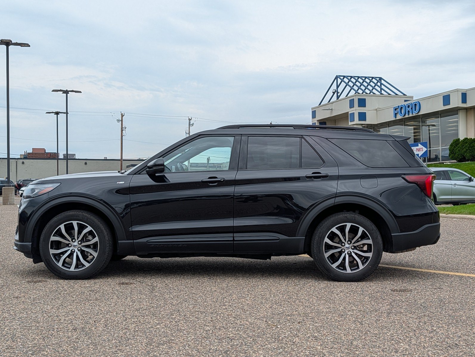 Used 2025 Ford Explorer ST-Line AWD/4WD image 2