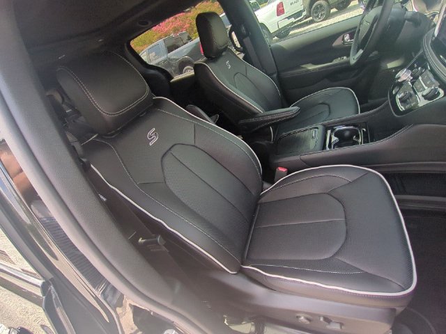 New 2027 Chrysler Pacifica Limited w/ Family Tech Group FWD image 35
