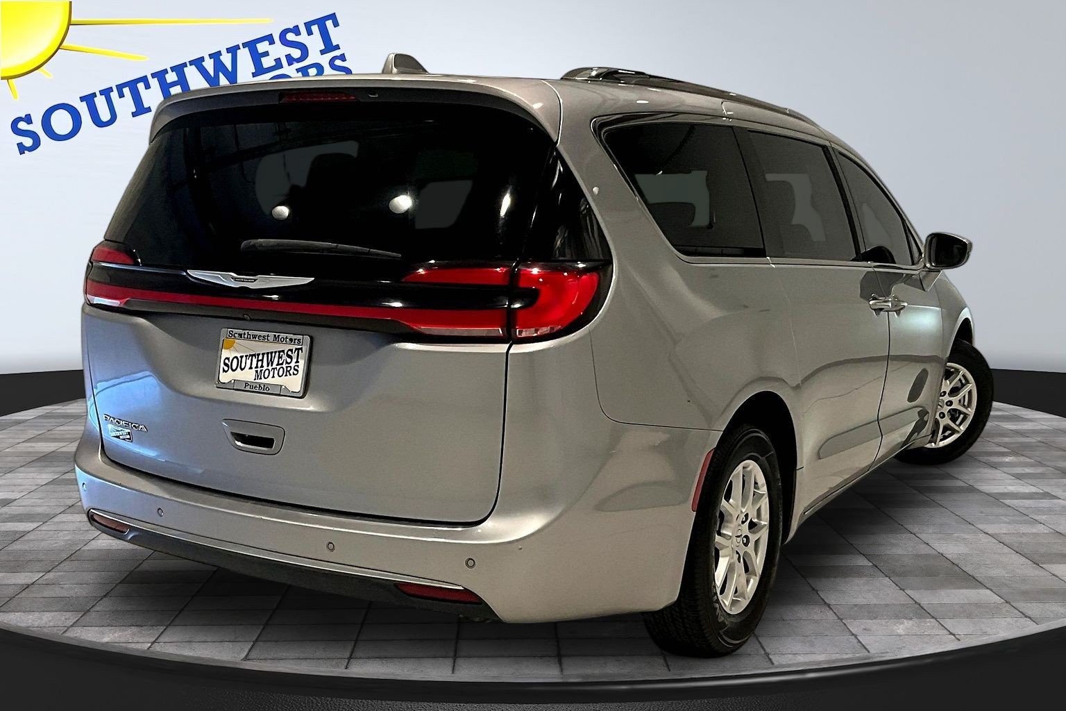 Used 2021 Chrysler Pacifica Touring-L FWD image 7