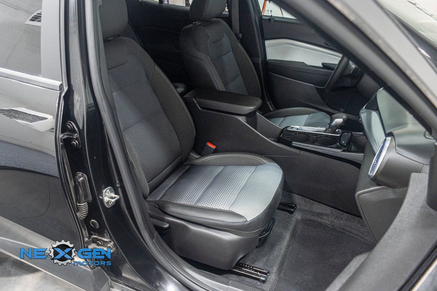 Used 2025 Chevrolet Trax LT w/ Driver Confidence Package image 40