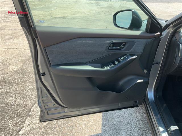 Used 2023 Nissan Rogue S image 29