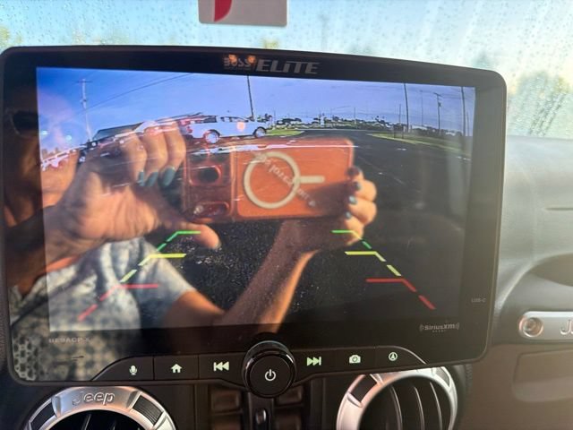 Used 2017 Jeep Wrangler Unlimited Sahara w/ Connectivity Group AWD/4WD image 16