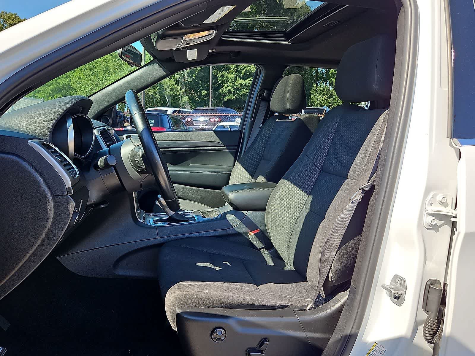 Used 2020 Jeep Grand Cherokee Laredo AWD/4WD image 26