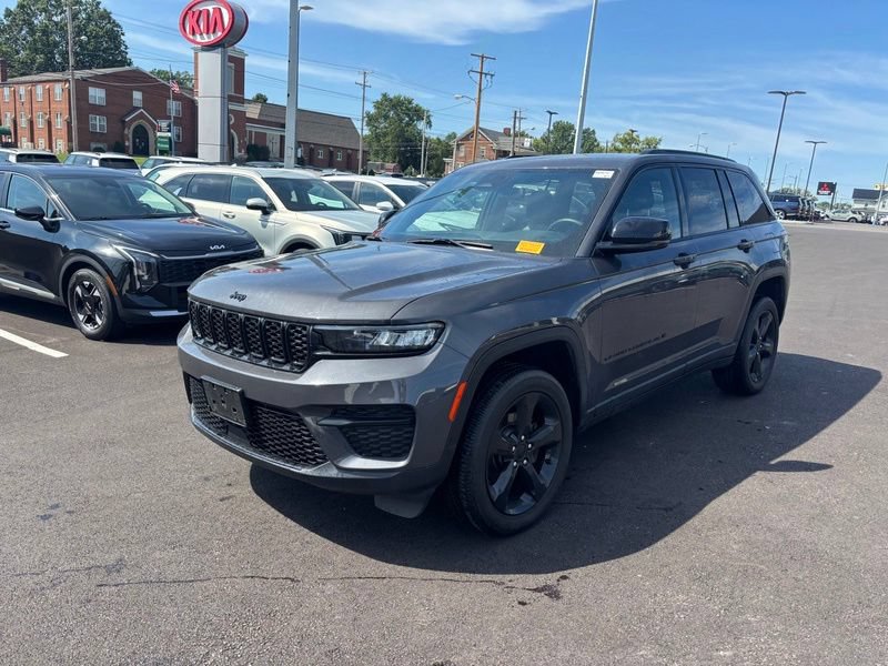 Used 2023 Jeep Grand Cherokee Altitude AWD/4WD image 3